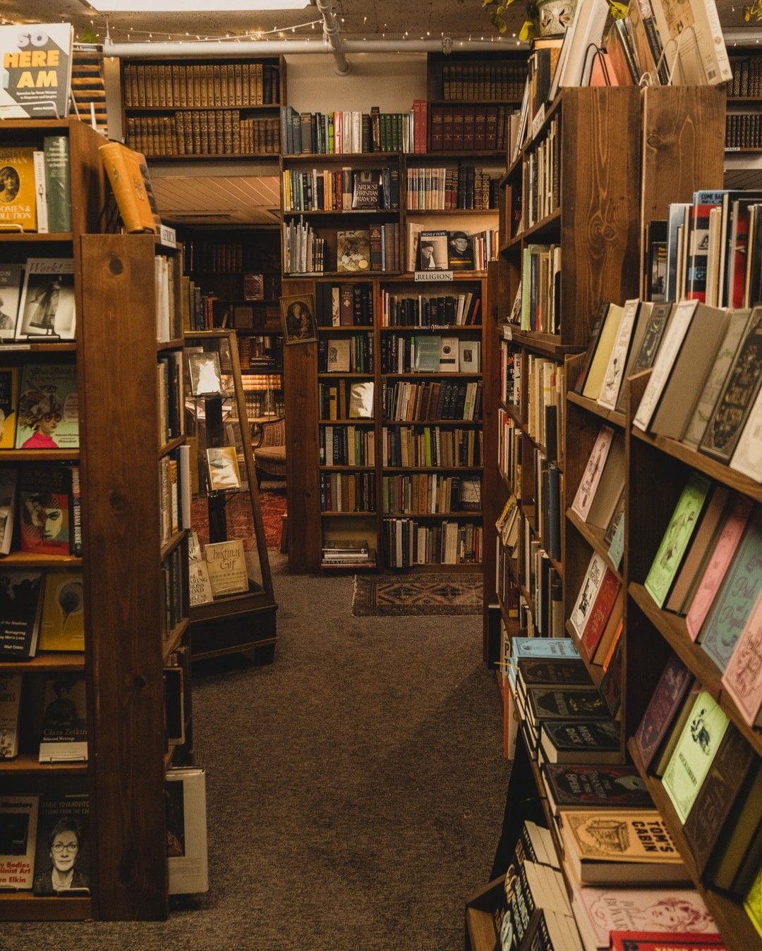 Mesa de trabalho com maquetes de livros e periódicos.